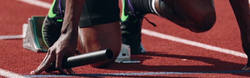 网球运动员在赛场上发球的专业动作